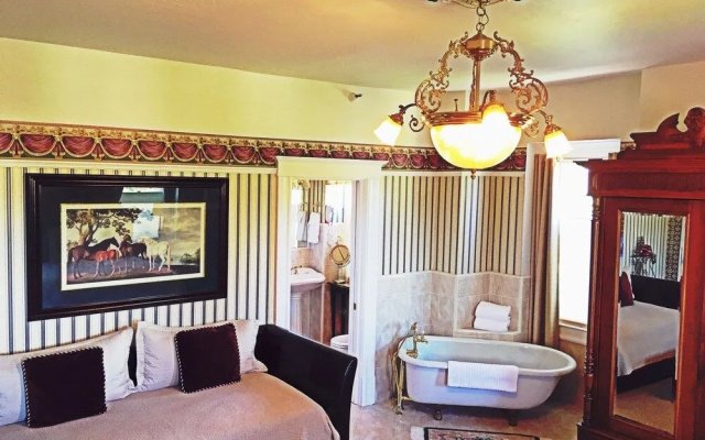 Churchill Manor B&B
