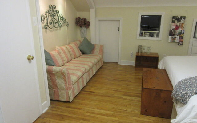 Carbonnel Bed & Breakfast