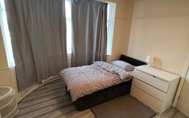 Budget 5-bed Apartment in Barking