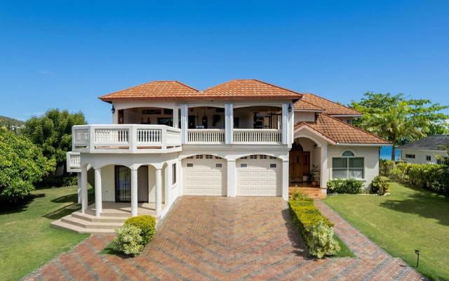 Oceanfront 'majestic Beach House' w/ Gym + Pool!