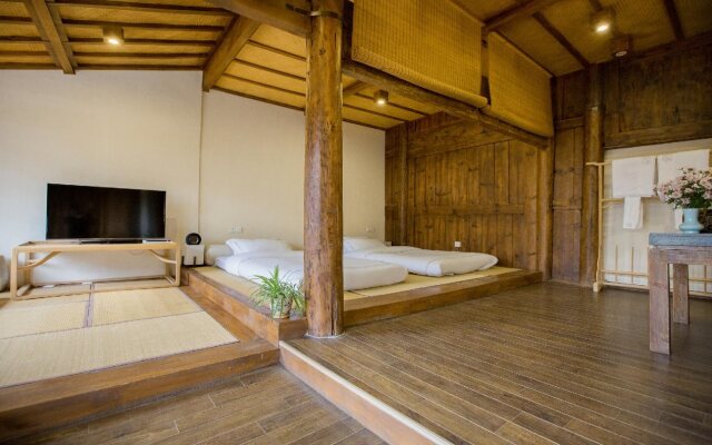 Lijiang Banxicaotang Inn