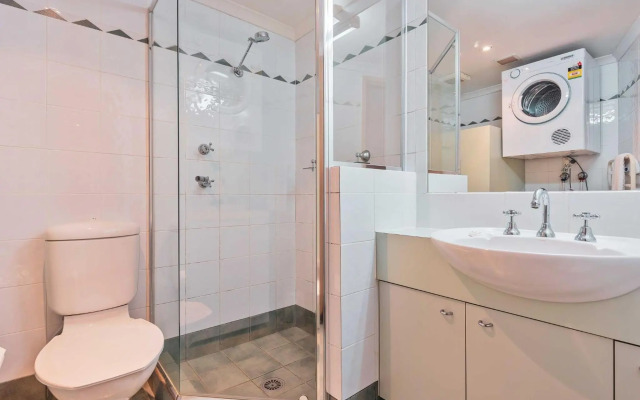 Lhotsky 1 Bedroom apartment with secluded outlook and onsite parking