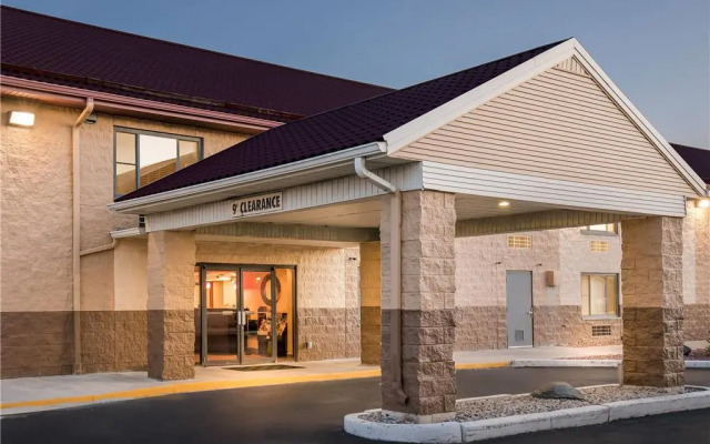 Super 8 by Wyndham Sturtevant/Racine