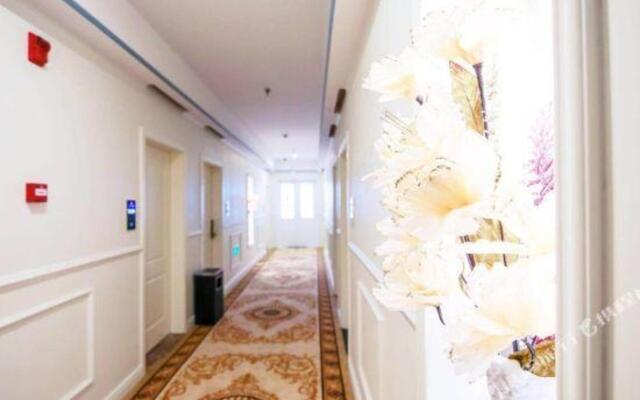 Huayang Fashion Holiday Grand Hotel (Chengdu Nanhu Park)