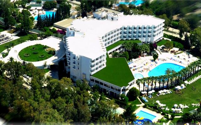 Maritim Hotel Saray Regency