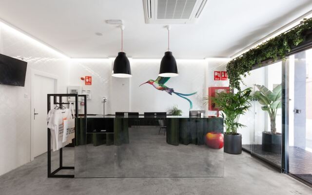 2060 The Newton Hostel & Market