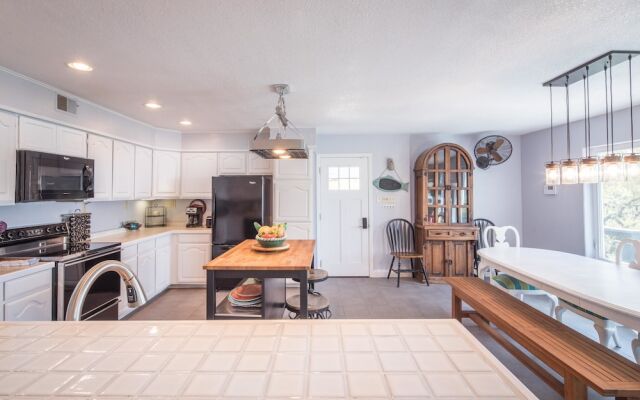 Lakeside Villa by RedAwning