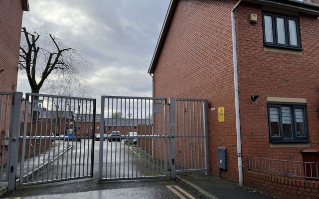 Entire Captivating 2-bed House in Manchester