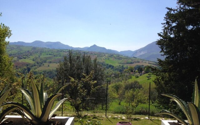 House With 2 Bedrooms in Cupramontana, With Enclosed Garden and Wifi -