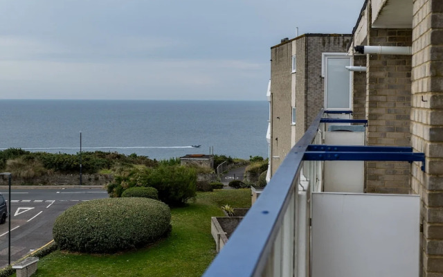 Stunning 2 bed Seaside Apartment With Sea Views