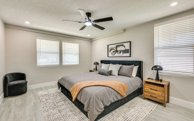 Modern Lakeland Golf Retreat w/ Putting Green