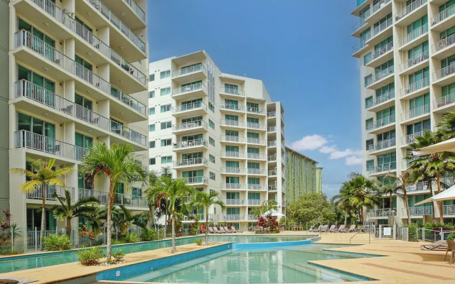 Studio in the City with pool and BBQ