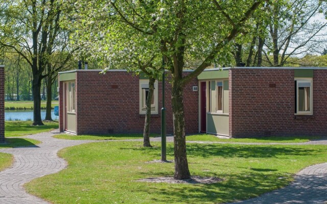 Cosy Bungalow with Microwave, in the Middle of de Maasduinen