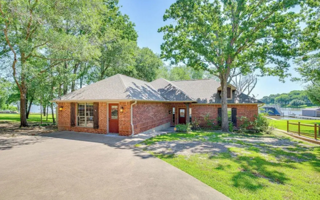 Views & Private Dock: Lakefront Eustace House!