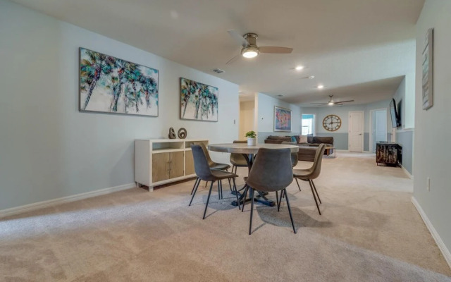 Equisite Windsor Island House