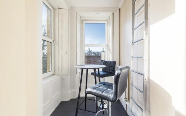 Beautiful 2 to 3 bed apartment with stunning views!