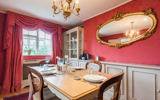 Royal Richmond Family Home by Kew Gardens