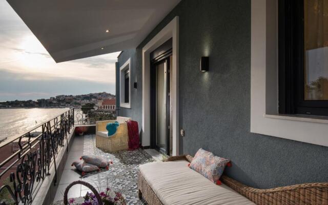 Pela Veranda Exquisite Suites