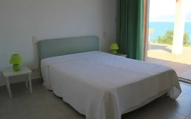 SECIC - Villa pieds dans leau Porticcio