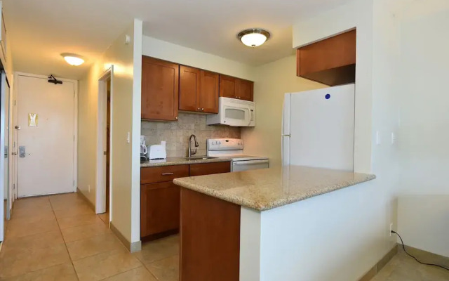 Lahaina Shores #425 Studio Bedroom Condo by RedAwning