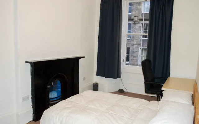 Spacious 3 Bedroom Flat in Marchmont