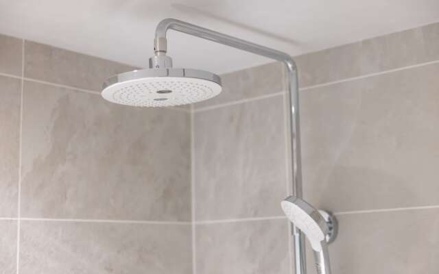 ONE WORLD Sakaisuji Hommachi