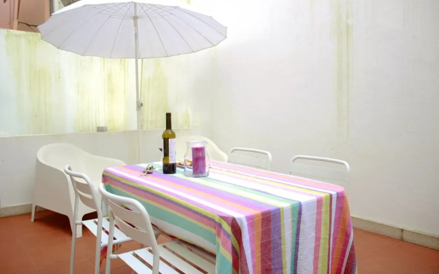 ALTIDO Modern 1-bed Apt w/terrace, moments from São Bento Palace