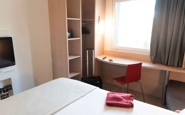 Ibis Pilar