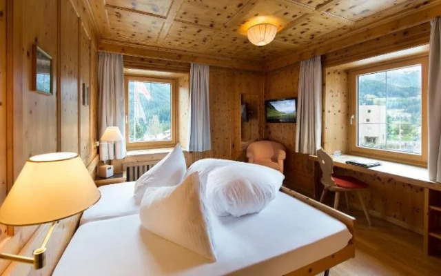 Bellaval Hotel & Restaurant