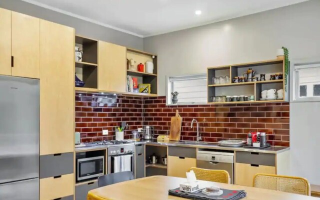 Lovely 3-Bedroom Home With Free Parking