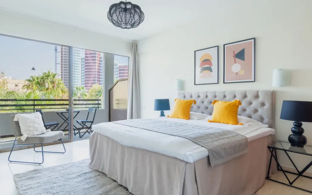 Studio Apartment With Balcony and Garden View