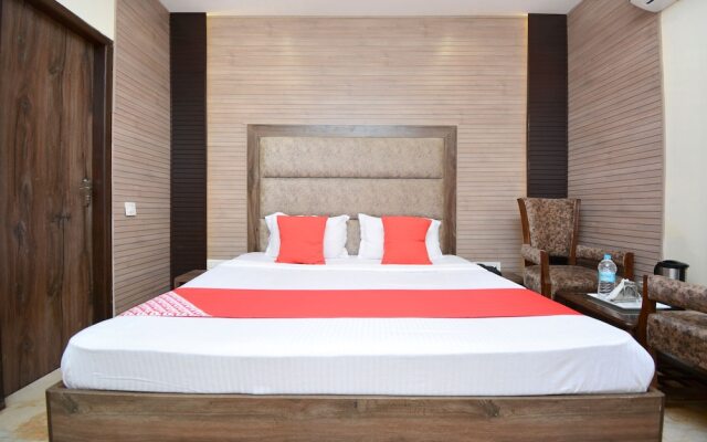 OYO 28335 Hotel Classic
