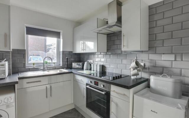George Suite - Two Bed Apartment with Parking