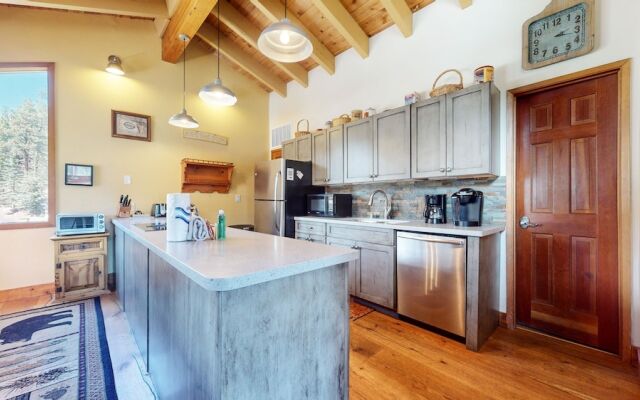 Rainbow Villas 1 Charming Boutique complex, Dual Master Suites, Forest Mountain Views by RedAwning