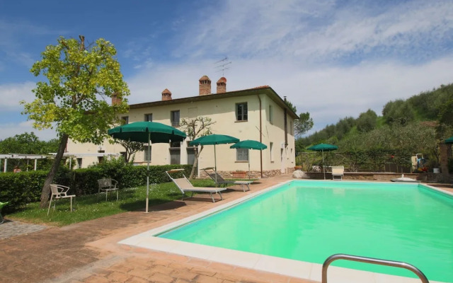 Belvilla by OYO Beautiful Farmhouse With Pool