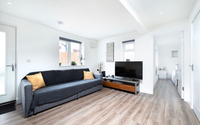 Modern Apartment in Enfield With Comfort