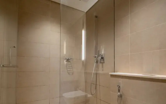 LUX The Marina Gate Sea View Suite 2