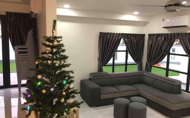 22pax :Taman pelangi Party house nearby midvelly