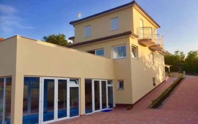 Three-Bedroom Holiday home with Sea View in Klimno