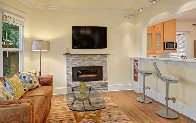 Fremont Oasis - Two Bedroom Home with Fireplace