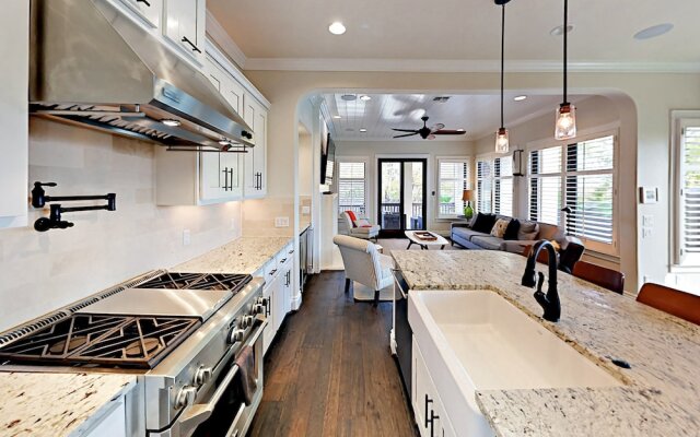 Skyline View Austin House by RedAwning