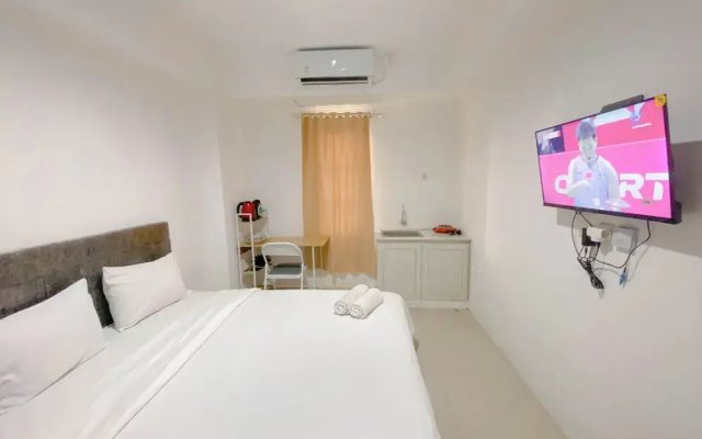 Simple White Accent Studio At Apartment Paltrow City