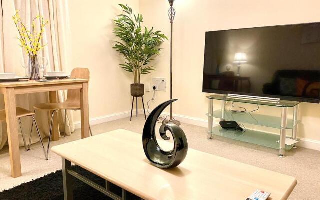 Superior Two-Bed Apartment with Free Parking, CV1 Coventry