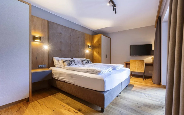 Spacious Apartment With Swimming Pool