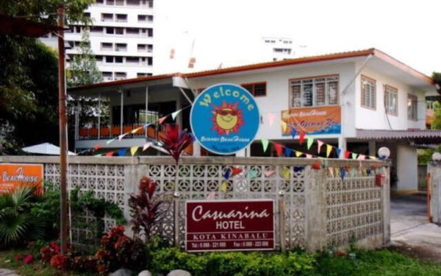 Borneo Beachouse Backpackers