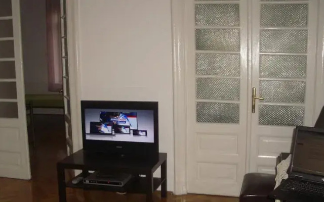 Petit Paris Hostel