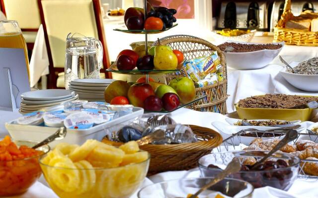 OYO Stade Court Hotel