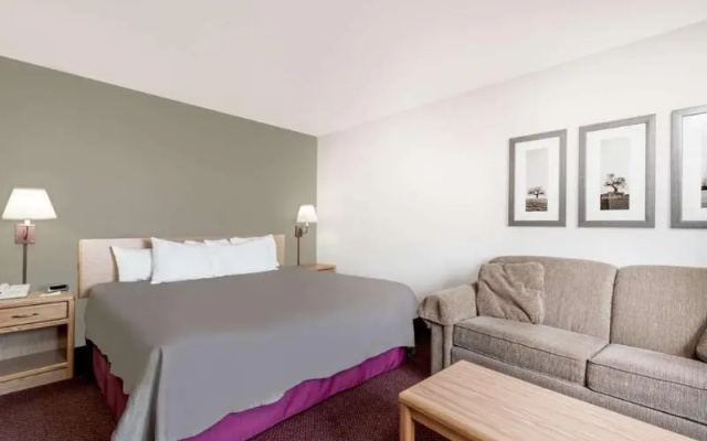 Moose Lake Lodge & Suites