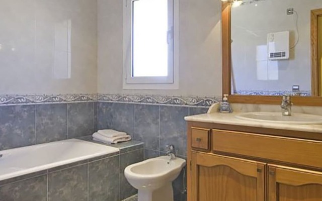 Villa - 8 Bedrooms with Pool and WiFi - 106437