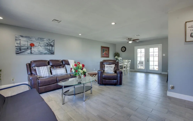 Las Vegas Retreat w/ Yard < 5 Mi to Strip!